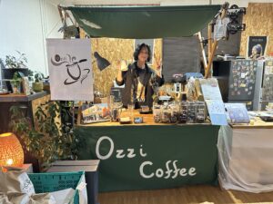 「〜寄り道〜コーヒー Ozzi」店主の酒井悠真さん