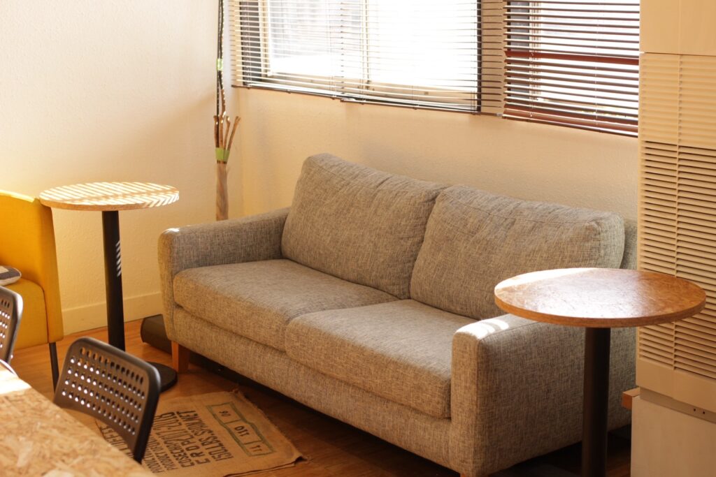 ソファー席(提供=〜寄り道〜コーヒー Ozzi)